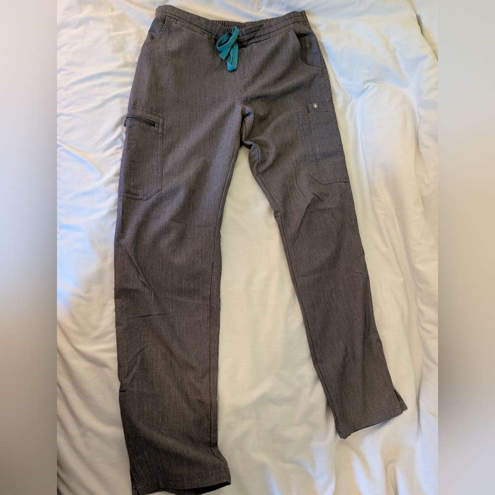 Figs Women's straight leg scrub pants, size small, graphite